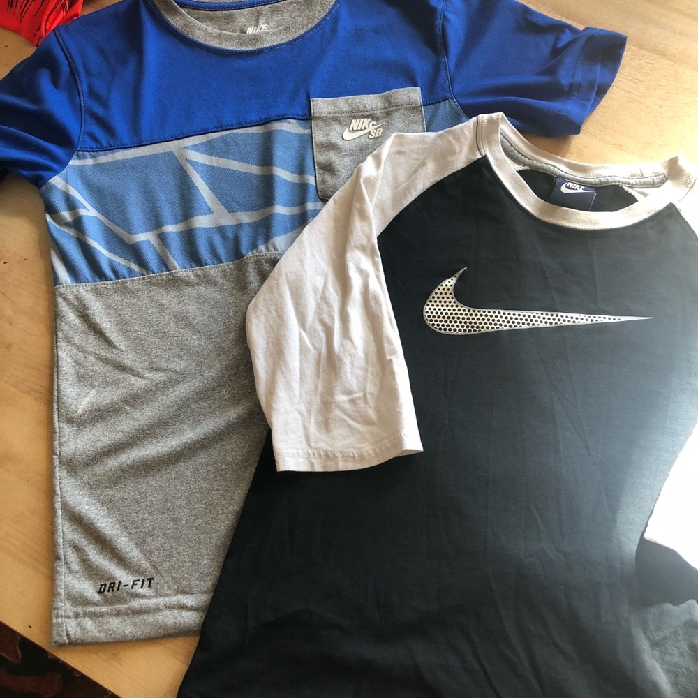 💚❤️boys lot of two Nike shirts. Size medium.💚❤️